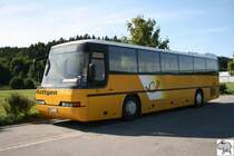 Ein Neoplan Transliner des Busunternehmens R�ttgen steht am 31. August 2008 in Stockheim im Landkreis Kronach. Unverkennbar fuhr der Bus fr�her f�r die Schweizer Post.