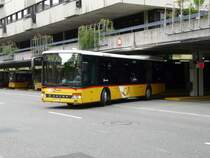 Postauto - Setra  AG 7477 unterwegs auf der Linie 322 bei der ausfahrt aus den Postautohaltestellen in Baden am 26.04.2009