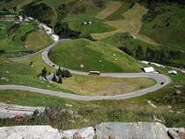 Ein Postauto fhrt die Kehren des Furkapasses hinauf. In wenigen Minuten hat er uns Radfahrer eingeholt und kurvt weiter ber alle Berge... 03. Aug. 2008
