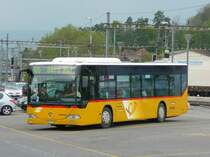 Postauto - Mercedes Citaro  BE 615597 unterwegs auf der Linie 105 bei den Postautohaltestellen beim Bahnhof von Lyss am 21.04.2009