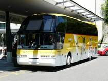 Postauto - NEOPLAN STARLINER  SO 134207 unterwegs whrend der Hockey WM 2009 in Bern / Kloten als Team Bus der Schwedischen Nationalmanschaft, Hier am Warten vor dem Kursaal in Bern am 03.05.2009