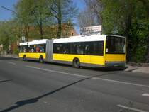 Solaris Urbino auf der Linie X83 nach Zehlendorf K�nigin-Luise-Stra�e/Clayallee am U-Bahnhof Dahlem Dorf.