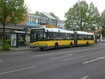 Solaris Urbino auf der Linie M44 nach S+U Bahnhof Hermannstra�e an der Haltestelle Alt Buckow.