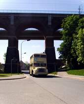 Der Berliner Doppeldecker durchf�hrt, im Rahmen einer Rundfahrt, den Leubnitzer Viadukt. Werdau am 02.05.2009