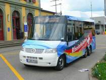 SGB - In Rheinfelden vor dem SBB Bahnhof ist ein Kleinbus F:DB 2746 am Warten auf Fahrg�ste am 18.04.2009