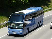 Auf der Stadtautobahn in Bern ist ein Neoplan Starliner H:ST  789  unterwegs am 03.05.2009