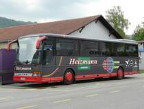 In Nidau ist ein Reisebus der Firma Heizmann Setra S 315 GL  L�:H 490 am warten auf Reiseg�ste am 03.05.2009
