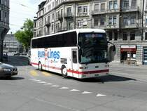 In der Stadt Z�rich ist ein VanHool Reisebus ZH 740626 der Firma eurolines unterwegs am 26.04.2009