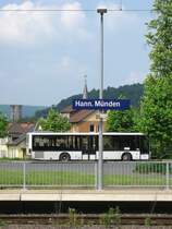 Ein Bus der Verkehrsbetriebe S�d-Niedersachsen steht am 2.05.09 auf dem Bahnhofsvorplatz in Hann. M�nden