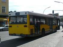Mercedes-Benz O 405 N (Niederflur-Stadtversion) auf der Linie 117 nach Stahndorf Waldsch�nke am S-Bahnhof Lichterfelde Ost.