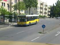 Mercedes-Benz O 405 N (Niederflur-Stadtversion) auf der Linie 112 nach S-Bahnhof Nokilassee am S-Bahnhof Osdorfer Stra�e.