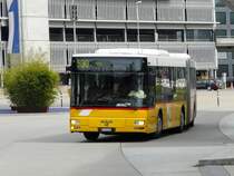 Postauto - MAN Gelnkbus ZH 780686 unterwegs auf der Linie 530 (759) bei den Bushaltestellen vor dem Fughafen Z�rich in Kloten am 06.05.2009
