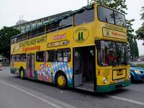 Geduldig wird auf Fahrg�ste gewartet; 090515 