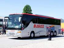 SETRA-S416GT-HD der Fa. Blaguss karrt Rapid-Fu�ballfans zum Bundesligaspiel nach Ried i.I. und mu� den Polizeilichen Anweisungen folgen; 090517