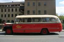 Jetzt hab ich auch mal das Problem, dass ich den Typ nicht zuordnen kann. vielleicht kennt sich Jemand aus. Ein weiteres Bild findet man unter folgender Adresse:

http://www.opelparty.com/Berichte/b62.htm

Der Bus ist der Wagen Nr. 2 der Dbelner Straenbahn AG.