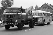 Am 05. Mai 1977 ist ein H6B im Liniendienst liegengeblieben und wird ins Depot geschleppt.
O.k. Das entspricht nicht der Wahrheit. Der Rostocker H6B blieb bei einer Stadtrundfahrt in Werdau mit Problemen an der Spritleitung liegen. Zur Bergung wurde ein W 50 Abschleppwagen vom 10. IFA Oldtimertreffen geholt. Somit kam 30 Jahre nach meinem angegebenen Datum diese stilechte Aufnahme zutsande.