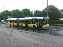 Solaris Urbino auf der Linie 136 nach Spandau Gatower Strae/Heerstrae am S+U Bahnhof Rathaus Spandau.

