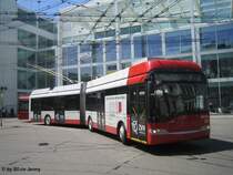 Am 21.5.09 verlsst der Trollino 180 vor der Kulisse des RailCity (ehemals Stadttor) und unter dem Fahrleitungschaos den HB als Linie 1 Richtung Oberwinterthur...