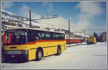 Mercedes Postauto wartet in Scuol/Tarasp auf Bahngste, die den Weg ins Dorf mit dem Bus zurcklegen wollen. (Archiv 12/99)