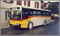 Postauto Marke Vetter auf dem Weg vom Bahnhof Versam-Safien nach Thalkirch Turahus. Zum Teil ist die Strasse noch nicht asphaltiert, weshalb die Busse nach einer Fahrt jeweils ziemlich schmutzig sind. (Archiv 06/95)