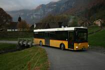 Der ex-Interlakener MAN 14.220HOCL/A66 mit der Nummer SG 140'960 von PU Heim war whrend seiner zweijhrigen Zeit im Kanton St. Gallen in unvollstndiger Bemalung zwischen Walenstadt und Flums unterwegs, wie hier am 31.10.2007 zwischen Tscherlach und Berschis (Das Dorf Tscherlach im Hintergrund wird durch einen Hochwasser- und Lawinendamm verdeckt). 