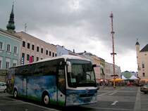 VOLVO-Bus  scHeerenveen  aus den Niederlanden steht kurz vor dem herannahenden Unwetter am unteren Hauptplatz in Ried i.I.; 090522
