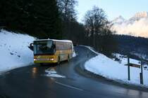 Auf der Talfahrt vom Grossberg nach Flums: Noch sind die Churfirsten im Hintergrund im Sonnenlicht, als sich der Setra 122'536 von PU Heim, bereits im Schatten, beim Gasellarank dem Fotografen zeigt. 