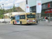 Mercedes-Benz O 405 N (Niederflur-Stadtversion) auf der Linie 204 nach S+U Bahnhof Zoologischer Garten am S-Bahnhof Sdkreuz.