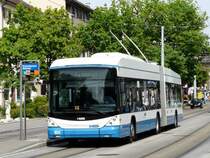 VBZ - Hess-Swisstrolley BGT-N2C Trolleybus Nr.160 unterwegs auf der Linie 72 bei der Haltestelle Krematorium Sihlfeld am 06.05.2009