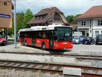 bls - Volvo-Hess  Nr.28  BE 613406 unterwegs auf der Linie 471 bei der Haltestelle neben dem Bahnhof von Hasle - R�egsau am 09.05.2009