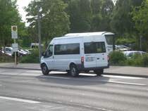 Ford-Midibus auf der Linie 294 nach Hohensch�nhausen Gehrenseestra�e an der Haltestelle Hohensch�nhausen Seehausener Stra�e.