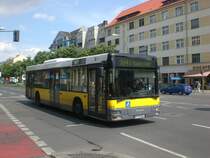 MAN Niederflurbus 2. Generation auf der Linie 184 nach U-Bahnhof Krumme Lanke am U-Bahnhof Alt-Tempelhof.