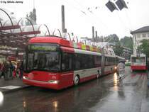 Solaris Trollino Nr. 176 beim Hauptbahnhof am 26.5.09. Ja ja, das Wetter meinte es gar nicht gut an diesem Abend, eine heftige Gewitterfront zog durch die Ostschweiz. Daher lies sich auch diese h�ssliche blitzfleck auf der Front des Buses nicht vermeiden :-(