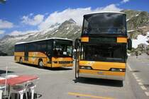 Fahrplanm�ssiges Bus-Treffen auf der Grimselpassh�he am 24.7.2007: W�hrend der Neoplan-Dosto 4026/3 BE 412'071 (1996) auf seiner Fahrt von Oberwald nach Meiringen nur eine kurze Pause einlegt, ist der Integro BE 417'870 soeben aus Meiringen angekommen und wird erst in etwas mehr als einer Stunde seine R�ckfahrt antreten. 