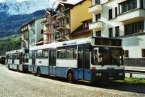 Marchetti, Airolo UR 9345 (vorne) + UR 9346 (hinten) Mercedes O 405 (ex Gut, Binz Nr. 18 + 19) am 30. April 2009 Airolo, Bahnhof