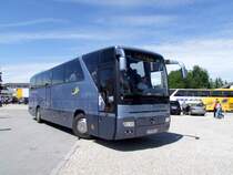 MERCEDES-POSTBUS(PT15576) erreicht mit Steirischen Fu�ballSchlachtenbummlern den Parkplatz vorm FILL-Metallbaustadon in Ried i.I.; 090531