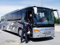 SETRA_S416GT der Fa.Deuschl ist mit Fu�ballfan´s vorm FILL-Metallbaustadion in Ried eingetroffen, und wird sogleich Polizeilich zugewiesen; 090531