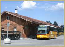 Auch das Postauto beherrscht die 4.Landessprache der Schweiz und wnscht auf romanisch einen guten Abend. Ilanz vor dem Gterschuppen der RhB. (20.05.2007)
