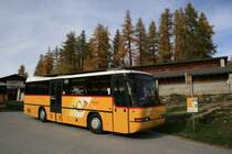 Von Stalden und T�rbel auf die Moosalp f�hrt PU Karlen, Stalden. Neoplan N314� VS 2'483 (1999) wartet am 20.10.2006 auf der Passh�he auf die R�ckfahrt nach T�rbel - Stalden - Visp. 