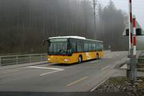 Typisches Herbstwetter im T�sstal: der damals kaum ein Jahr alte Citaro 27 von PU Ryffel AG, Uster, wird in K�rze von Wildberg kommend die T�sstalbahn �berqueren und in zwei Minuten am Bahnhof Turbenthal eintreffen. 2.12.2006. 