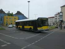 Solaris Urbino auf der Linie 184 nach S-Bahnhof S�dkreuz an der Haltestelle Tempelhof Attilaplatz.