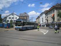 Rund um den Stauffacher kam es teilweise zu Verkehrsbehinderungen. Damit die Busse aber nicht unn�tig im Stau standen, lotste die Feuerwehr die Busse durch neuralgische Punkte. So auch der O405G Nr. 590, der die provisorische Haltestelle Stauffacher erreicht.