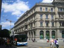 Eigentlich fahren ja keine Busse zum Paradeplatz. Doch w�hrend der Stauffacher-Baustelle vom 12.6-14.6.09 m�ssen Reisende der Linien 2 + 9 beim Paradeplatz auf die Ersatzbusse umsteigen. Nr. 549 steht hier vor dem prunkvollen Geb�ude der Grossbank CreditSuisse (ich hab nicht aus Prinzip die UBS nicht fotografiert, sondern, ein Bus vor der UBS liess sich schlecht fotografieren).