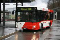 Autobetrieb Sernftal, Engi, Nr. 7 (GL 7'707, MAN/G�ppel 12.240HOCL / A76, 2006) am 26.2.2007 am Bahnhof Schwanden. 