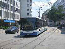 Bei der Haltestelle Kalbreite k�nnen die Passagiere der Linien 2 und 3 wieder auf das Tram umsteigen. Damit die Personen, die Stadteinw�rts fahren wollen, nicht am falschen Ort einsteigen, wurden die Busse vor der Schlaufenfahrt mit Dienstfahrt beschriftet.