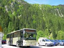 Salzkammergut 2009 - F�r die R�ckfahrt nach Steeg-Gosau steht am 20.05.2009 ein Mercedes Benz Travego der �BB Postbus AG am Gosausee bereit. Der Bus war auf der Linie 2570 Bad Ischl - Bad Goisern - Steeg - Gosausee eingesetzt.