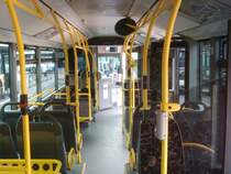 Innenraum von dem Citaro-Solobus mit der Wagennummer 0835 im lothringischen Metz. Blick vom Heck nach vorne.