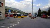 PostAuto- und andere Busse (sowie die RhB) warten im Bahnhof Scuol auf Kundschaft, 11. Sept. 2008
