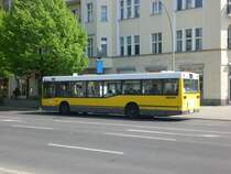 Mercedes-Benz O 405 N (Niederflur-Stadtversion) auf der Linie 309 nach Charlottenburg Schlo�park-Klinik an der Haltestelle Charlottenburg Amtsgerichtsplatz.