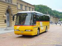 Postauto - Neoplan  TI 215251 vor dem Bahnhof in Bellinzona am 13.05.2009